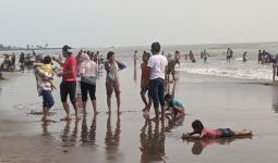 Pantai Anyer-Cinangka Ramai Diserbu Wisatawan, Seolah-olah Tidak Ada Apa-apa - JPNN.com