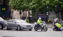 Pedemo Nekat Beraksi di Jalan, Mobil Pembawa PM Inggris Kecelakaan - JPNN.com