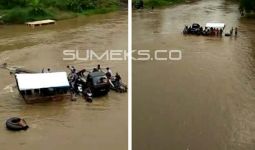 Rakit Bermuatan Sepeda Motor dan Mobil Terbalik di Sungai Musi - JPNN.com