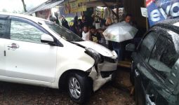 Fortuner Tabrak Dua Mobil di Sukabumi - JPNN.com