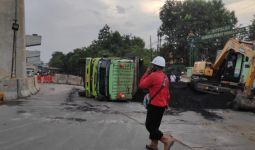 Hilang Kendali, Truk Bermuatan Batu Bara Terguling di Jalan - JPNN.com