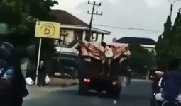 Aksi Bajing Loncat Menjarah Truk Bermuatan Minyak Goreng, Videonya Viral di Medsos - JPNN.com