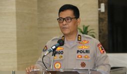 Jalan Terjal Anggota Polri Bagikan Sembako Covid-19, Susuri Hutan Ratusan Kilometer - JPNN.com