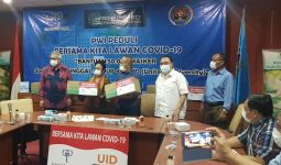 Gajah Tunggal Group Menyerahkan Bantuan 50 Ribu Masker ke PWI - JPNN.com