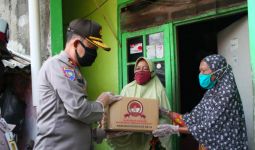 Jelang HUT Bhayangkara, Para Perwira Polri Ini Bawa Bantuan untuk Buruh Harian - JPNN.com