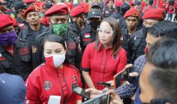 Bendera PDIP Dibakar, Karolin Margret Natasa Pimpin Apel Siaga, Simak Pernyataannya - JPNN.com