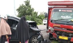 Xenia Hantam Truk Pengangkut Gas LPG, Kondisinya Jadi Kayak Begini - JPNN.com