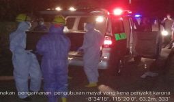Malam-malam Petugas Yon Zipur Mendatangi Lokasi Pemakaman, Disaksikan Kapolsek - JPNN.com