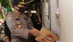 Polri Serahkan Ratusan Sembako ke Buruh di Pinggiran Rel Manggarai - JPNN.com
