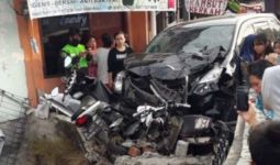 Avanza Tabrak 5 Motor di Bogor, Ada yang Sampai Terpental ke Atap Rumah, Ngeri - JPNN.com