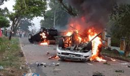 Warga Mengamuk Gegara BLT, Mobil Wakapolres Dibakar, Anggota TNI-Polri Diserang - JPNN.com