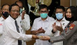 Serahkan Potongan Tumpeng ke Polwan, Pak Mahfud Ajak Publik Tak Segan Kritisi Polri - JPNN.com