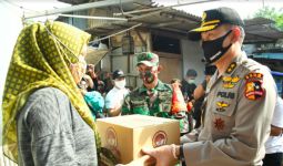 Polri Bagikan 279 Paket Sembako untuk Buruh di Kali Pesanggrahan - JPNN.com