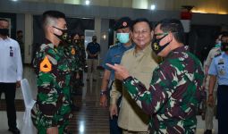 Lihat Nih, Ekspresi Pak Prabowo Saat Mendatangi Markas Akademi Angkatan Laut - JPNN.com