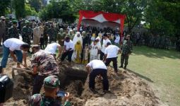 Setelah Tembakan Salvo, Isak Tangis Air Mata Mengiringi Pemakaman Pelda Anumerta Rama Wahyudi - JPNN.com