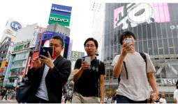 Di Kota Ini Warga Dilarang Main Handphone sambil Berjalan Kaki - JPNN.com