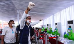 Sandiaga Uno Gelar Rapid Test di Sarinah Bersama Sukarelawan EP Jokowi - JPNN.com