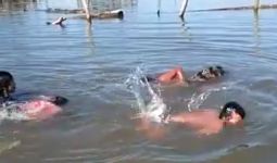 Detik-Detik Asyik Bermain di Sungai, Huff Ada Buaya - JPNN.com