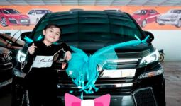 Membanggakan, Bocah 12 Tahun Ini Sudah Bisa Beli Mobil Mewah Sendiri - JPNN.com