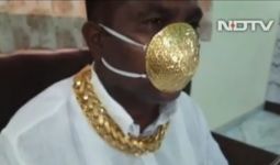 Gokil! Pria Ini Pakai Masker Emas, Mahal Mana Ketimbang Milik Istri KSAD - JPNN.com