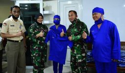 Keren! Prajurit Kowal dan Korpri TNI AL Berikan Bantuan APD - JPNN.com