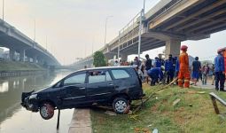 Detik-detik Mobil yang Ditumpangi Satu Keluarga Terjun ke Sungai Kalimalang, Bocah 3 Tahun Hilang - JPNN.com