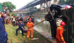 Mobil Keluarga Ustaz Jalil Tercebur di Kalimalang, Istri Meninggal, Anak Belum Ketemu - JPNN.com