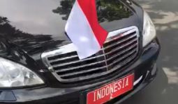 Mobil Berpelat Indonesia 2 Mengisi BBM di Pinggir Jalan, Beli Eceran? - JPNN.com