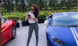 Cantiknya Hana Hanifah Berpose di Mobil Sport Hingga Klasik - JPNN.com