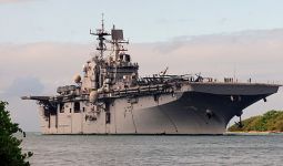 Kapal Perang Amerika Berjam-jam Dikepung Api, Belasan Orang Jadi Korban - JPNN.com