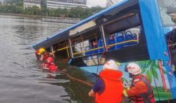 Sopir Mabuk Sengaja Ceburkan Bus ke Danau, 20 Penumpang Tewas - JPNN.com