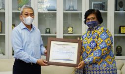 Momentum HUT Ke-75 Pajak, Menteri LHK Siti Nurbaya Terima Penghargaan - JPNN.com