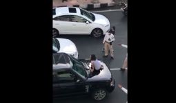 Pergoki Suami Bawa Wanita Selingkuhan, Istri Murka Naik ke Atas Kap Mobil di Tengah Jalan - JPNN.com