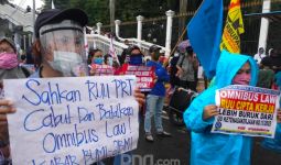 Demo di DPR: Omnibus Law RUU Cipta Kerja Memberikan Karpet Merah bagi TKA - JPNN.com