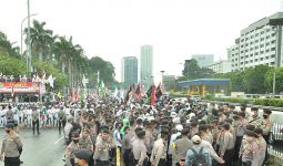 Makin Tegang, Ada Teriakan Buka dan Turun di Depan Kantor DPR - JPNN.com