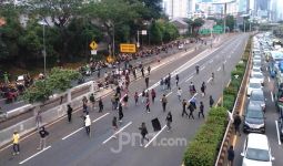 Ada Massa Bawa Bendera 'A' Blokir Tol Dalam Kota saat Aksi Tolak RUU Cipta Kerja - JPNN.com