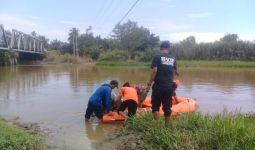 Zainal Berani Menyelam di Sungai Habitat Buaya, Belum Nongol Lagi - JPNN.com