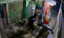 Perampokan Terekam CCTV, Korban Ditodong Pakai Arit - JPNN.com