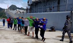 Setelah Kejar Dua Kapal Ikan Vietnam, KRI Yos Sudarso-353 Juga Tangkap 10 WNA, Nih Fotonya - JPNN.com