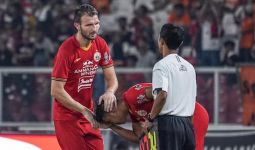 Marco Motta Terkejut Saat Tangannya Disalami Pemain Muda Persija, Nih Fotonya - JPNN.com