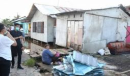 300 Rumah di Pontianak Rusak Diterjang Puting Beliung - JPNN.com