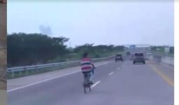 Astaga, Pria Ini Tanpa Beban Bersepeda di Tengah Tol Cipali - JPNN.com