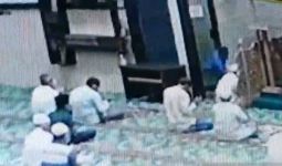 Imam Masjid Ditusuk Bagian Dada, Hanya Lecet, Pisau Bengkok - JPNN.com