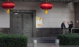 Pejabat Amerika Bawa Massa ke Kantor Konsulat Tiongkok, Pintu Didobrak, Mencekam - JPNN.com