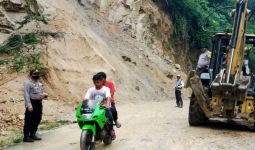 Sempat Tertutup Longsor, Jalan Panyabungan Timur Kembali Bisa Dilalui Kendaraan - JPNN.com