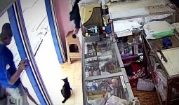 Lihat, Orang Ini Terekam CCTV Saat Sedang Melakukan Sesuatu, Sadis - JPNN.com