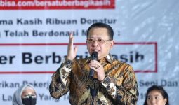 Bamsoet Serahkan Bantuan Ratusan Paket Sembako Kepada Komunitas Pekerja Seni - JPNN.com