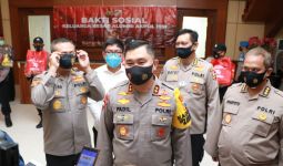 Irjen Fadil Imran Bagi 5.000 Paket Sembako untuk Warga Jatim - JPNN.com