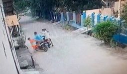 Terekam CCTV, Bocah Dibegal di Depan Rumah Sendiri, Sepeda Motor Dibawa Kabur - JPNN.com