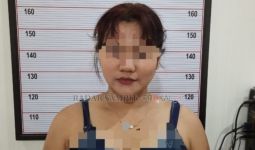 Wanita Muda Mencuri Hp di Hadapan Polisi, Nekatnya Keterlaluan - JPNN.com